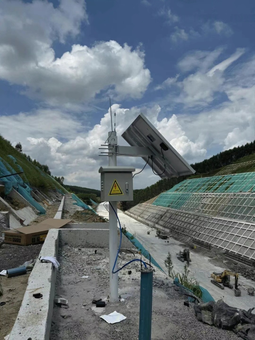 Off-Grid Solar Power System 80W 40Ah for Slope-Movement Monitoring in Rainy Nanning China